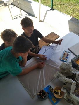 Smeh, dobra volja in ustvarjalno vzdušje.